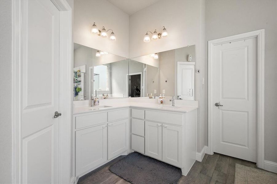 Furnished interior view inside a new home in Dove Creek, Midlothian (Image 16).
