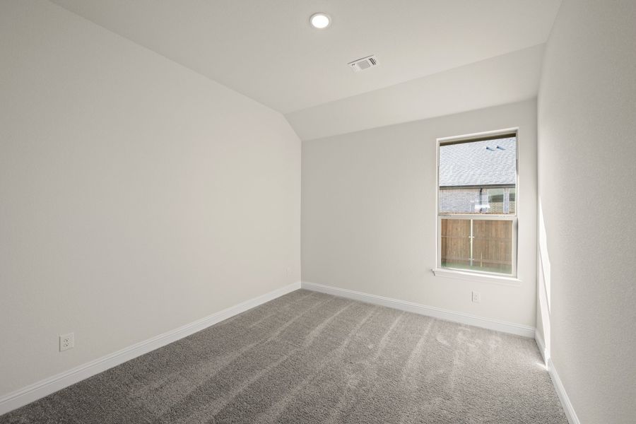Spacious, unfurnished interior of a new home in Myrtle Creek, Waxahachie (Image 14).