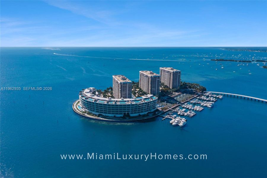 Condo located in Miami, FL showcasing its design and architecture (Image 26).