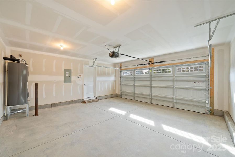 Spacious, unfurnished interior of a new home in , Monroe (Image 33).