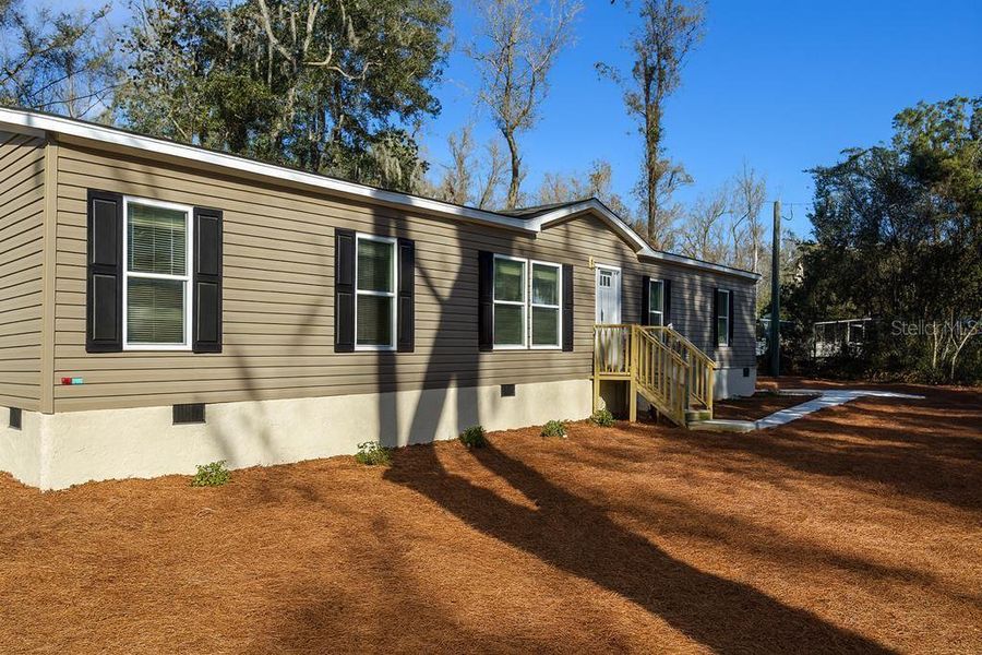 Exterior details and patio area of a home in , Chiefland (Image 16).
