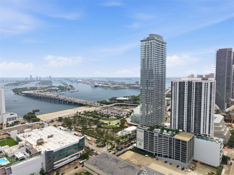 Condo located in Miami, FL showcasing its design and architecture (Image 2). Condo located in Miami, FL showcasing its design and architecture (Image 2).