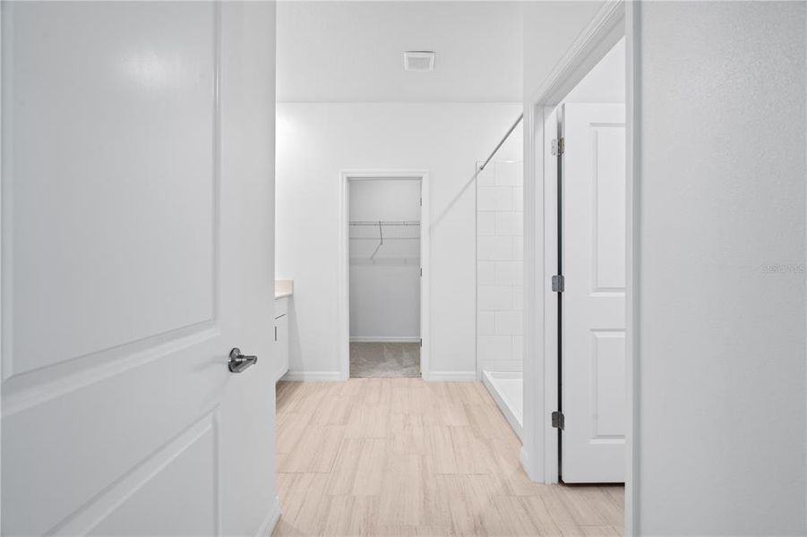 Spacious, unfurnished interior of a new home in Angeline, Land O' Lakes (Image 28).