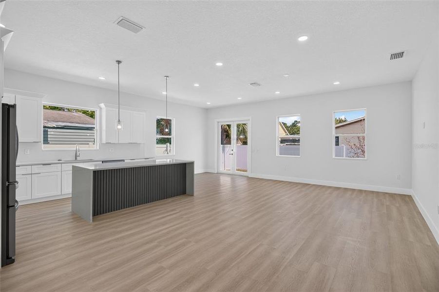 Spacious, unfurnished interior of a new home in , Pinellas Park (Image 27).