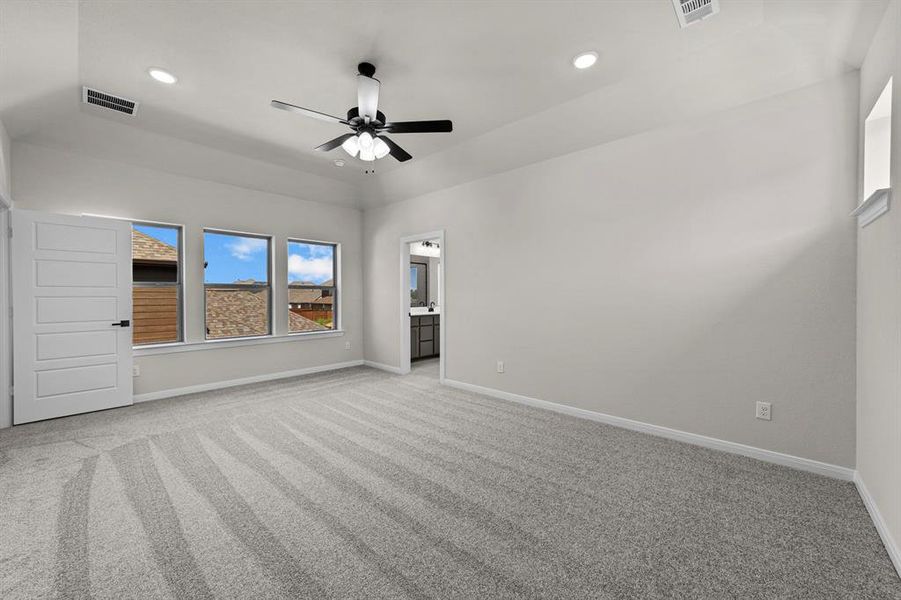 Spacious, unfurnished interior of a new home in Mantua Point Gardens, Van Alstyne (Image 24).