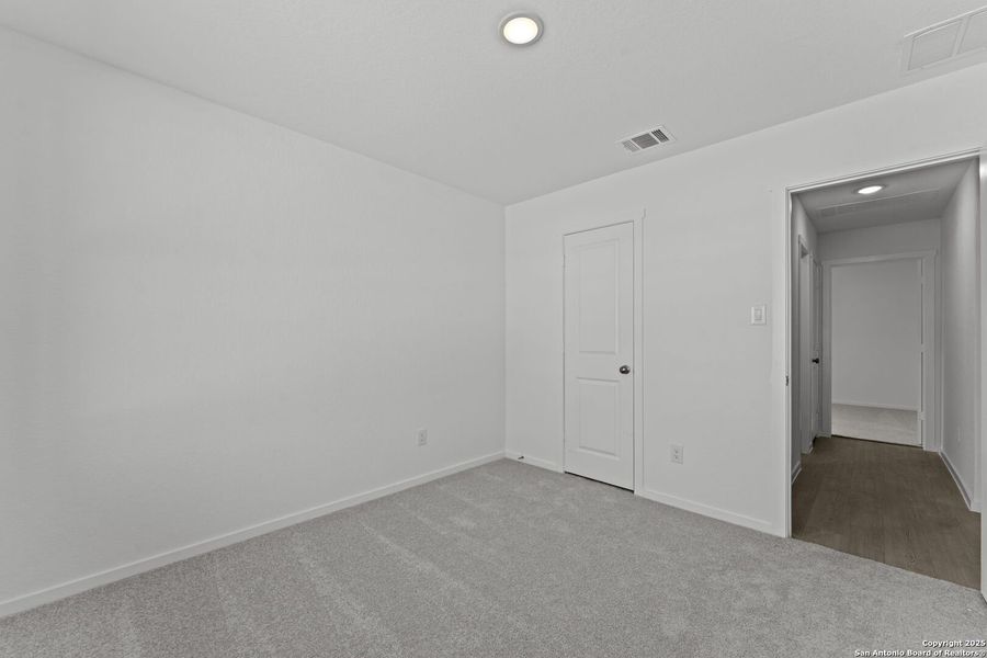 Spacious, unfurnished interior of a new home in Lodi Grove, Floresville (Image 12).