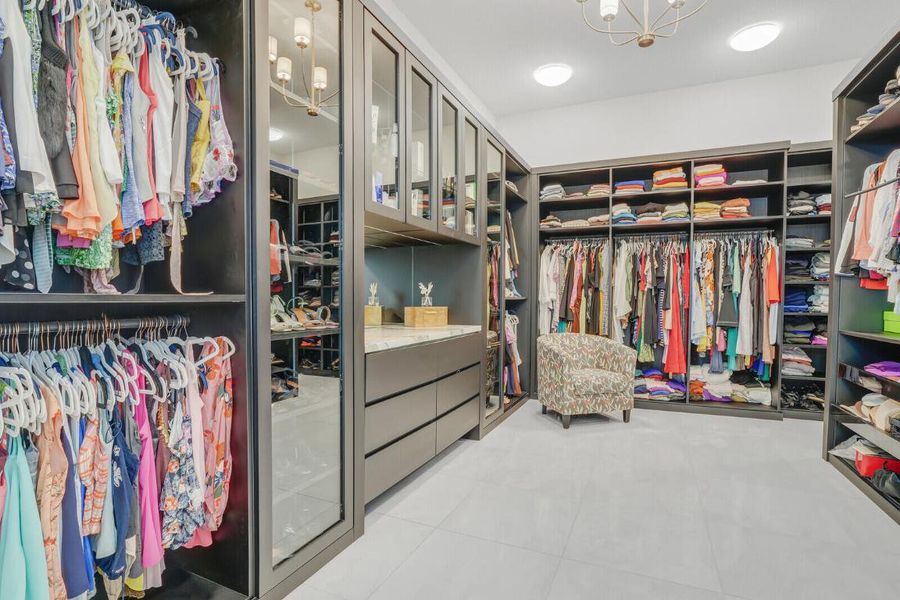 Walk - in Closet