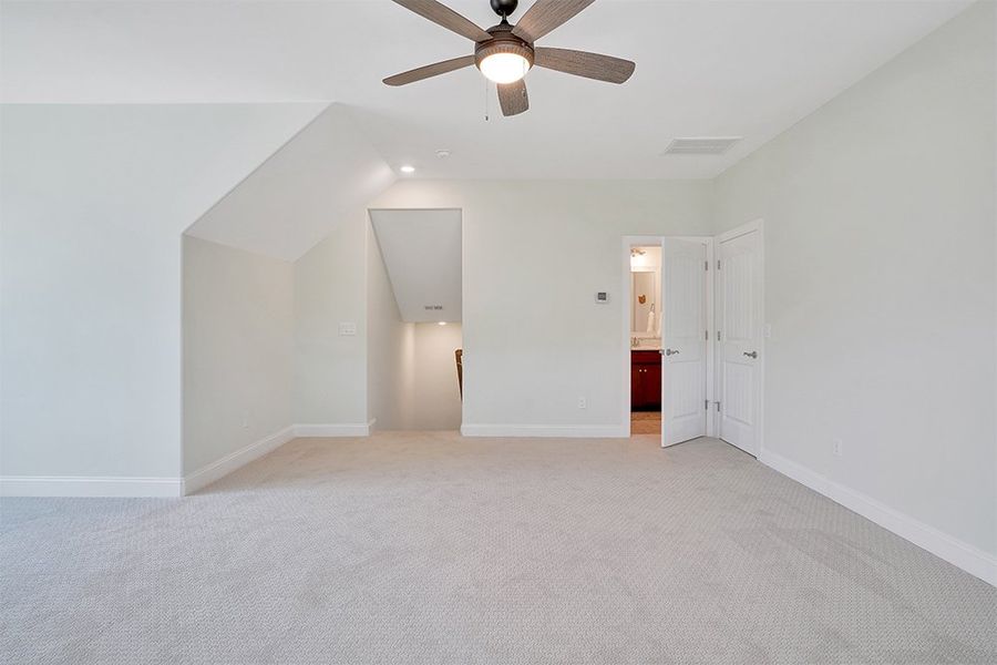 Amelia Bay, Bonus Room