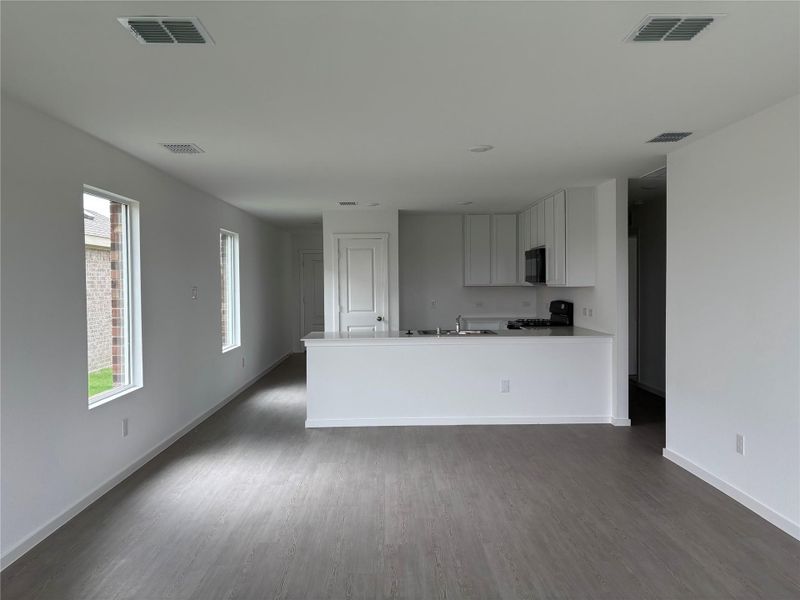 Spacious, unfurnished interior of a new home in Avalon Ridge: Cottage, Conroe (Image 21).