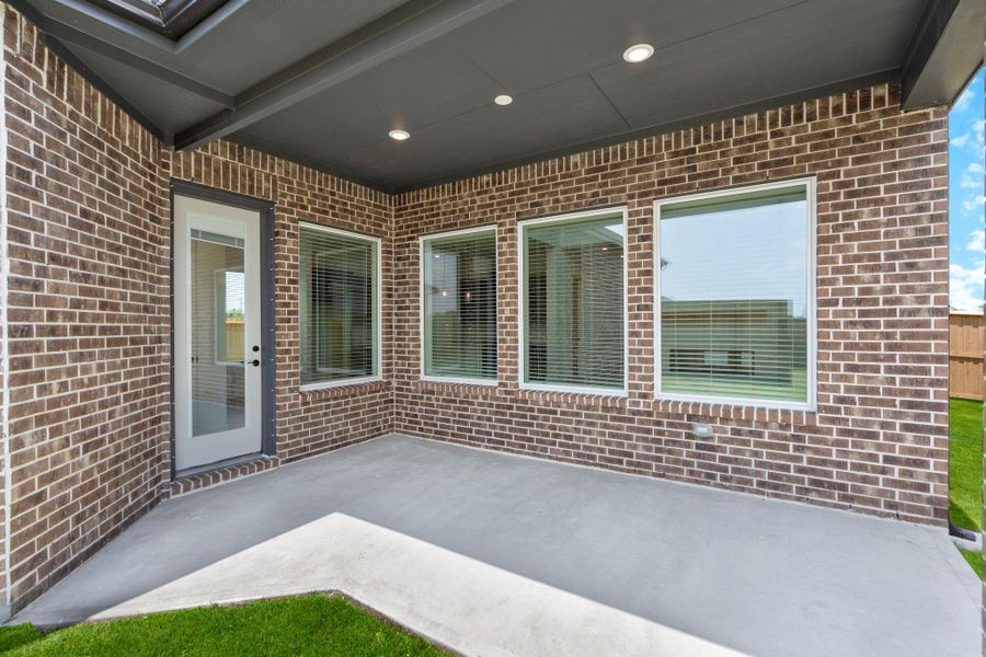 Exterior details and patio area of a home in Riceland, Mont Belvieu (Image 3).