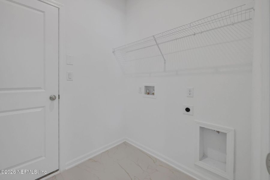 Spacious, unfurnished interior of a new home in Jennings Farm, Middleburg (Image 29).