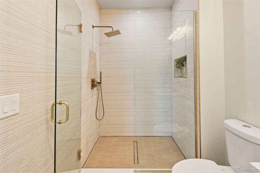 Ensuite bath 2nd bedroom