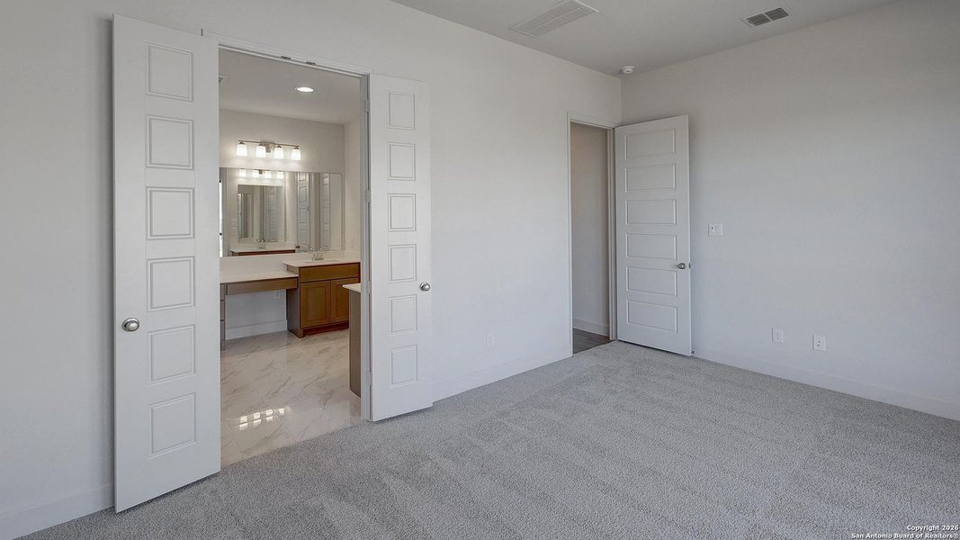 Spacious, unfurnished interior of a new home in Ladera 45', San Antonio (Image 21).