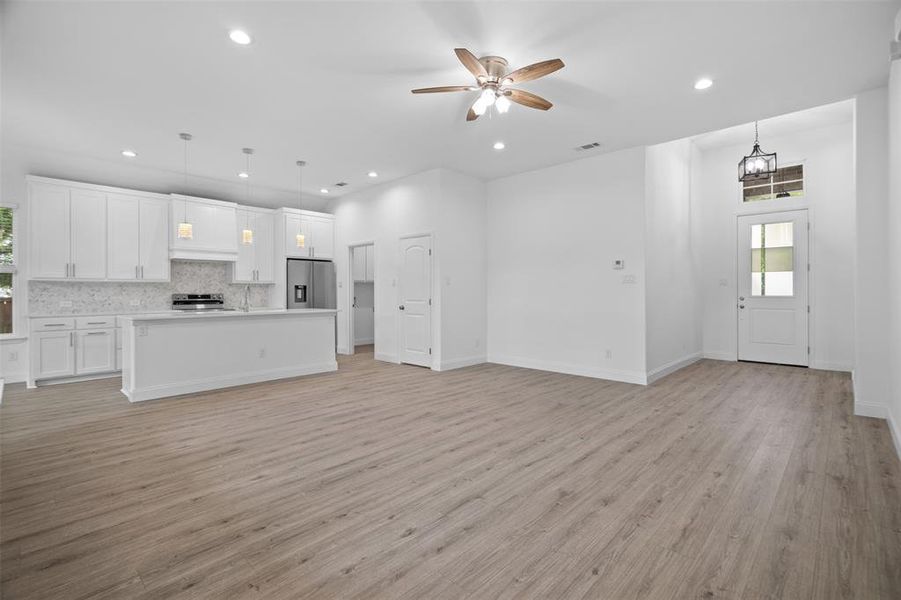 Spacious, unfurnished interior of a new home in , Waxahachie (Image 27).