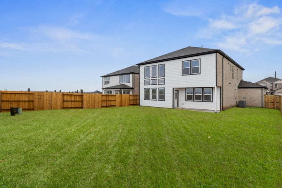 Exterior details and patio area of a home in Creekhaven, Rosharon (Image 23).