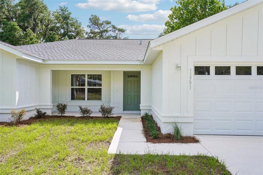 Exterior details and patio area of a home in , Dunnellon (Image 29).