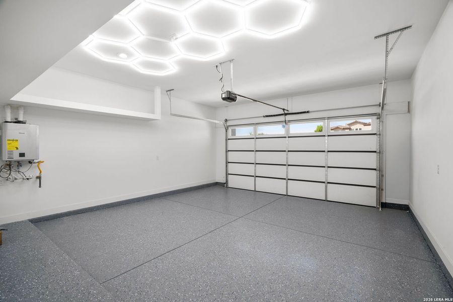 Spacious, unfurnished interior of a new home in , El Paso (Image 21).