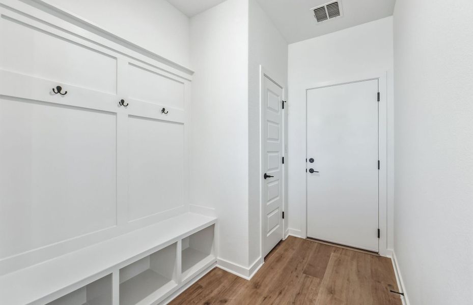 Spacious, unfurnished interior of a new home in Sunfield, Buda (Image 46).