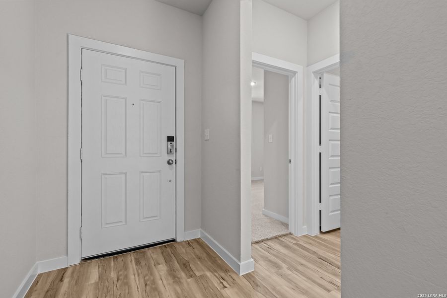 Spacious, unfurnished interior of a new home in Hiddenbrooke, Seguin (Image 12).