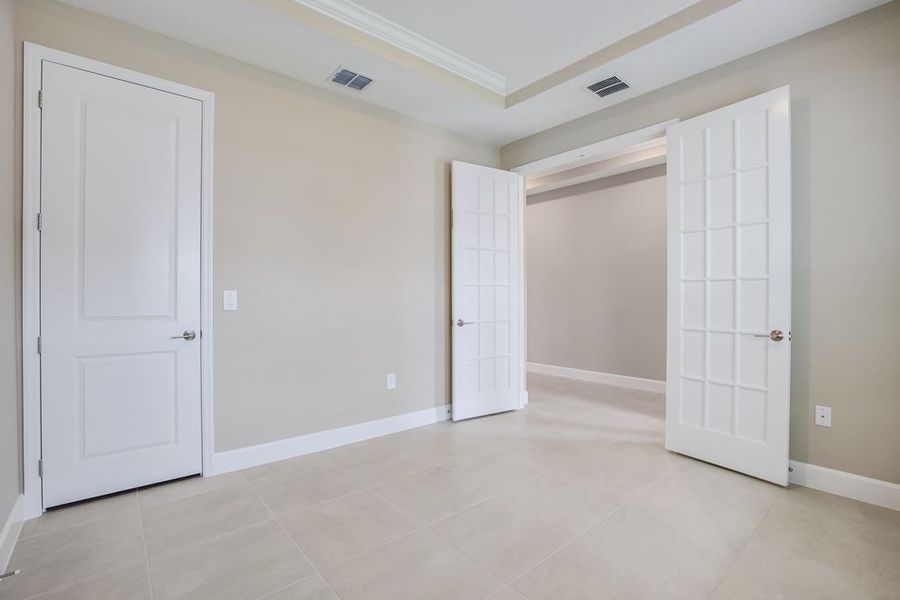 Spacious, unfurnished interior of a new home in Indigo Creek, Apollo Beach (Image 18).