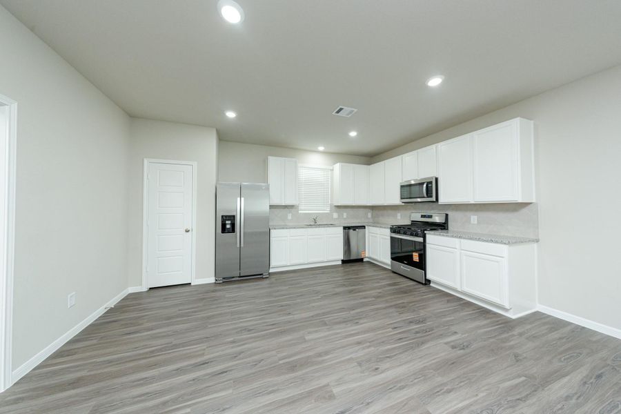 Furnished interior view inside a new home in Mackenzie Creek, Conroe (Image 7).