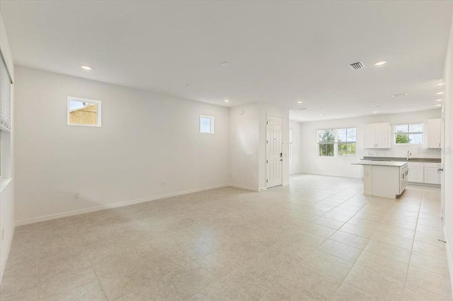 Spacious, unfurnished interior of a new home in The Residences at Emerson Park, Apopka (Image 15).