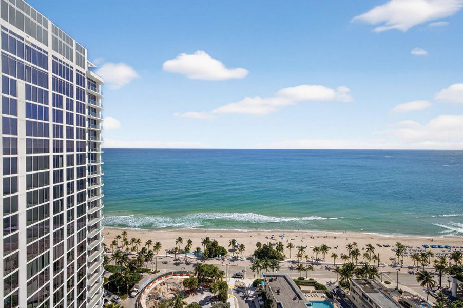 Condo located in Fort Lauderdale, FL showcasing its design and architecture (Image 4).