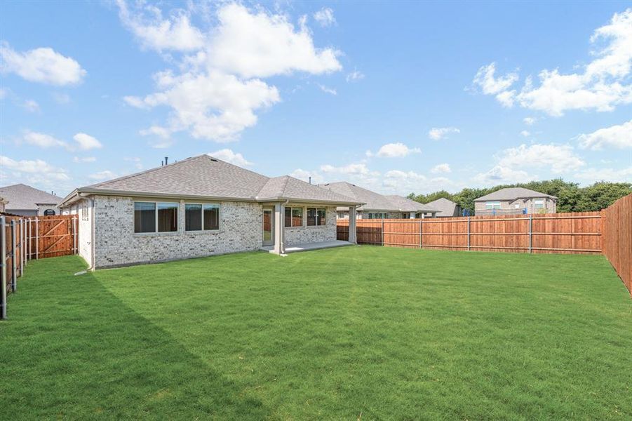 Exterior details and patio area of a home in Eagle Glen Elements, Alvarado (Image 28).