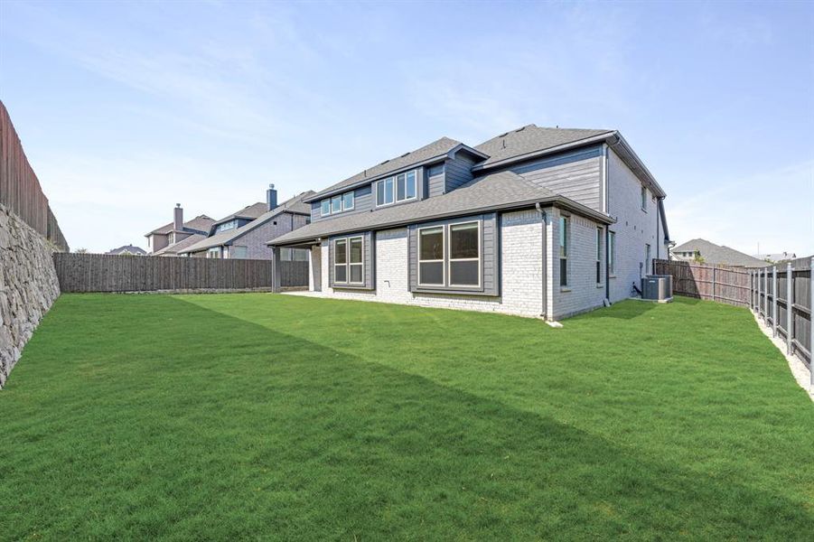 Exterior details and patio area of a home in Ridgepoint, Midlothian (Image 4).