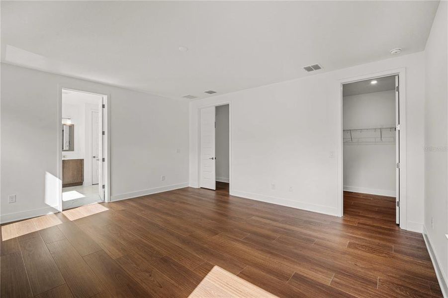 Spacious, unfurnished interior of a new home in , Tampa (Image 36).