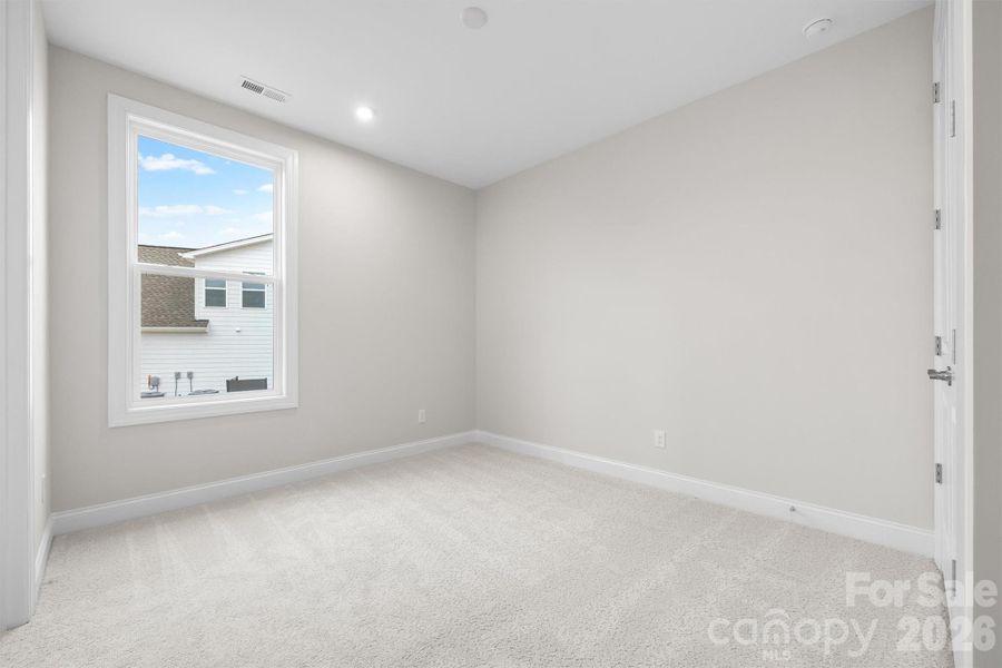 Spacious, unfurnished interior of a new home in Handsmill on Lake Wylie, York (Image 24).