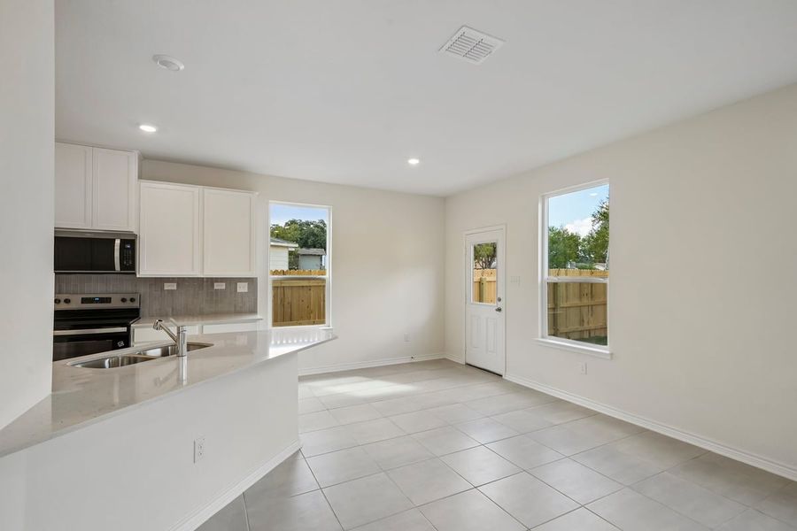 Spacious, unfurnished interior of a new home in Nagel Crossing, San Antonio (Image 18).