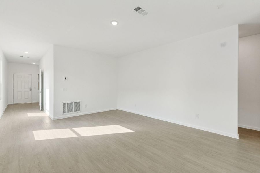 Spacious, unfurnished interior of a new home in River Ranch, Dayton (Image 27).