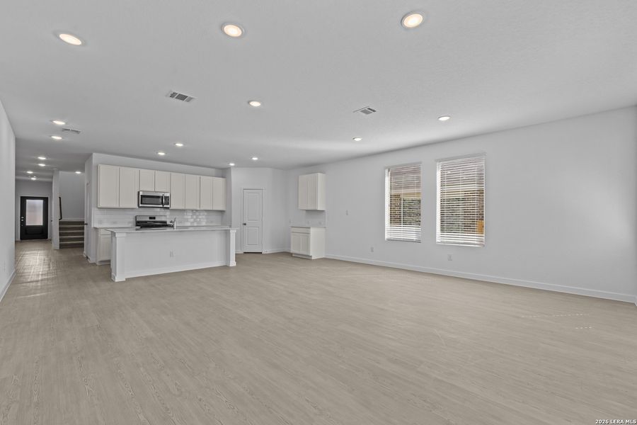 Spacious, unfurnished interior of a new home in Grace Valley, Cibolo (Image 27).