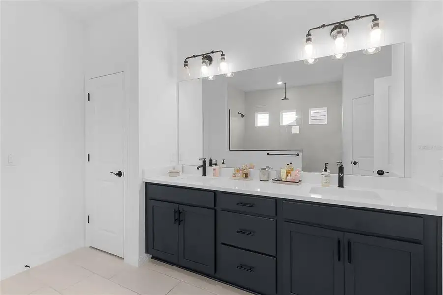 Furnished interior view inside a new home in , Clermont (Image 45).