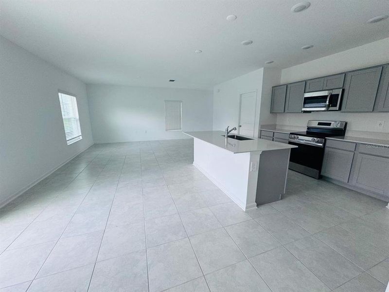 Spacious, unfurnished interior of a new home in Peace Creek Reserve, Winter Haven (Image 9).