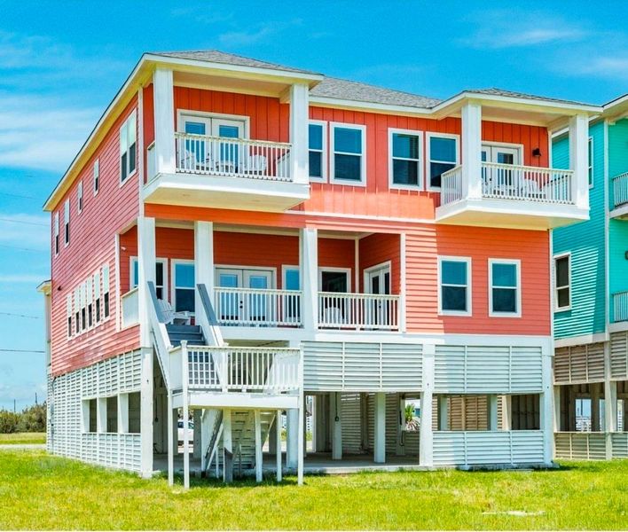 Exterior details and patio area of a home in , Galveston (Image 3).