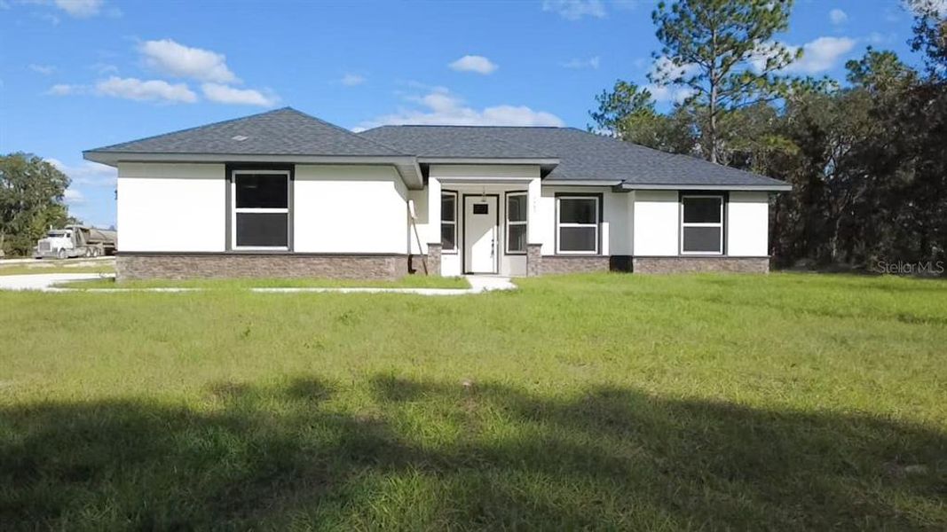 Exterior details and patio area of a home in , Dunnellon (Image 4).