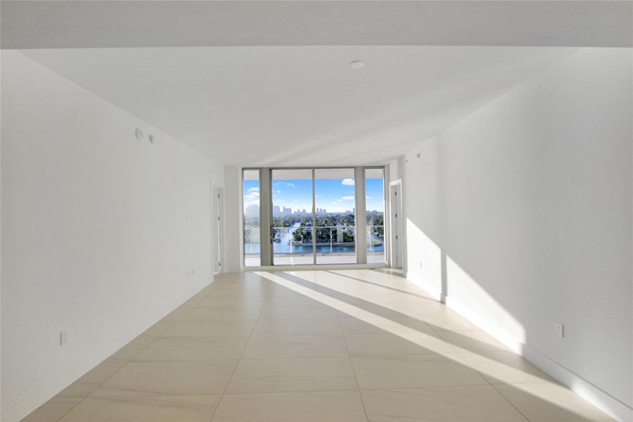 Spacious, unfurnished interior of a new home in , Fort Lauderdale (Image 20).