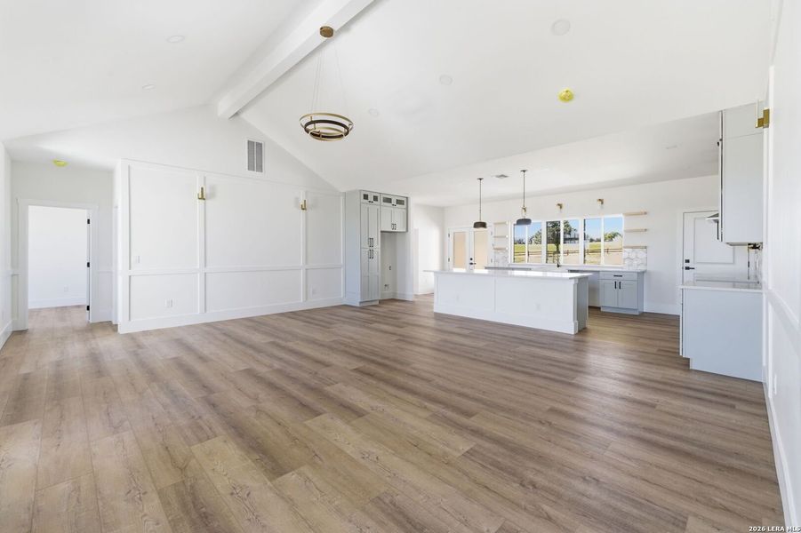 Spacious, unfurnished interior of a new home in , Bandera (Image 24).