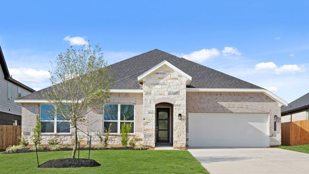 Front exterior of a new home in Silverthorne, Conroe, TX, highlighting curb appeal (Image 1).