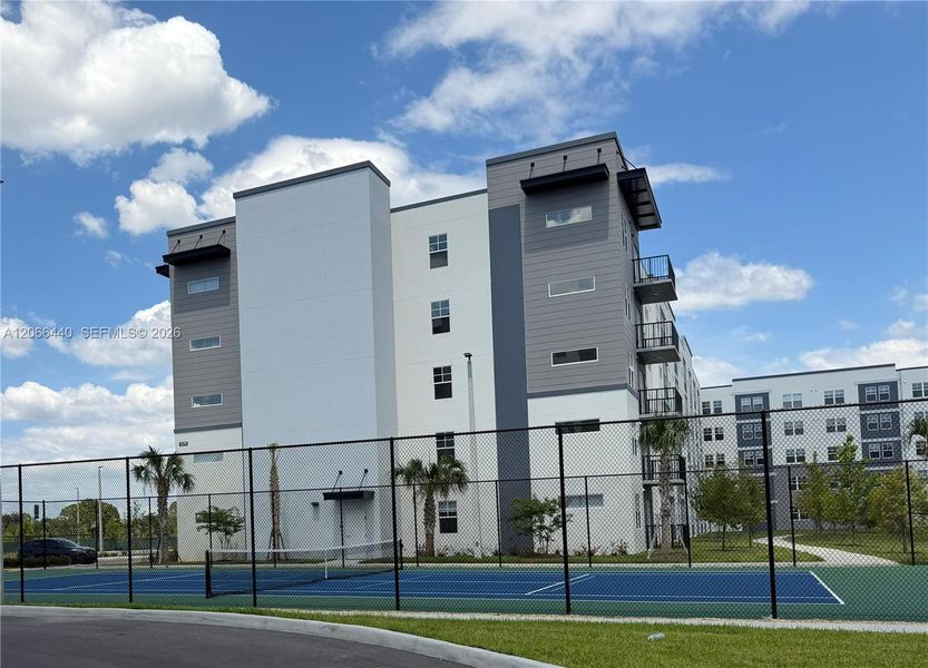 Walking distance to Tennis Court