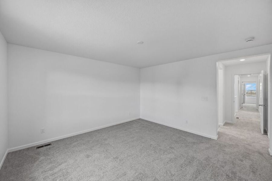 Spacious, unfurnished interior of a new home in The Aurora Highlands, Aurora (Image 7).
