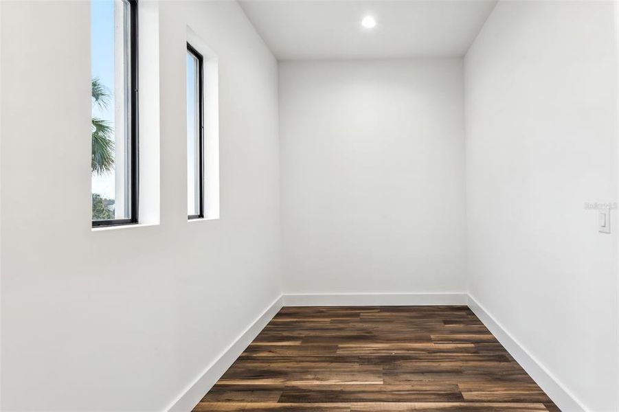 Spacious, unfurnished interior of a new home in , Tampa (Image 42).