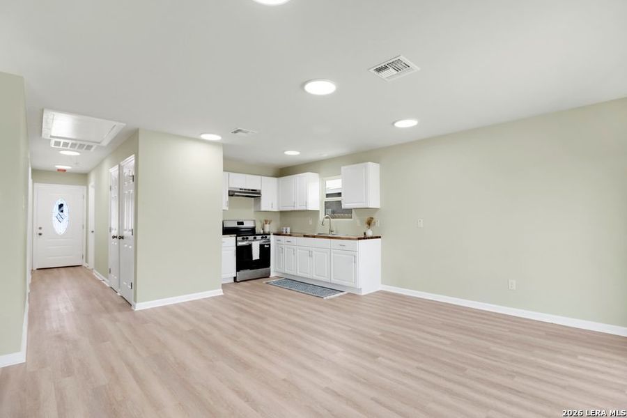 Spacious, unfurnished interior of a new home in , Nixon (Image 13).