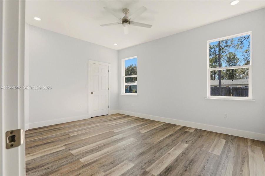 Spacious, unfurnished interior of a new home in , Sebring (Image 28).