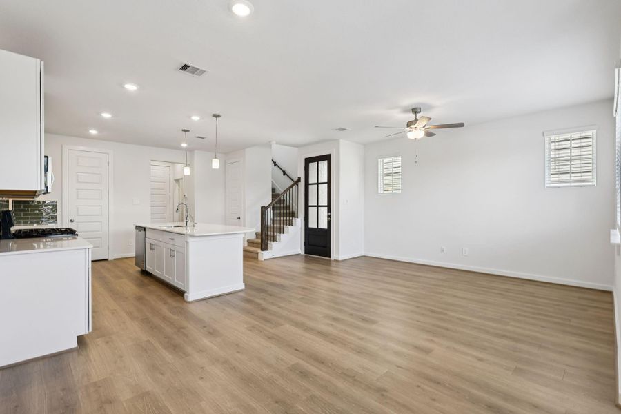 Spacious, unfurnished interior of a new home in Kemah Crossing - City Series, Kemah (Image 8).