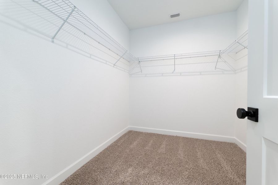 Spacious, unfurnished interior of a new home in , Middleburg (Image 19).