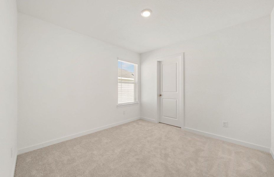 Spacious, unfurnished interior of a new home in Sunfield, Buda (Image 24).