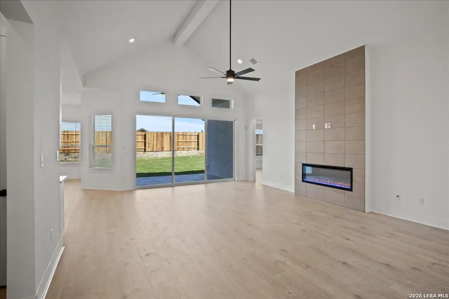 Spacious, unfurnished interior of a new home in Village at Three Oaks, Seguin (Image 10).